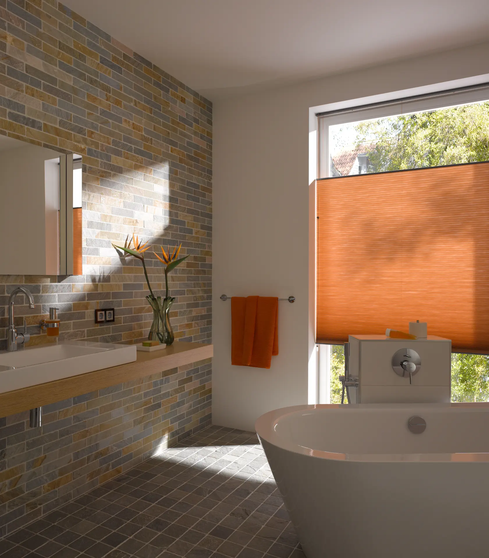 sandnes-markise_plissegardiner_duette-shades-full-room-photo-orange-in-bathroom sandnes-markise_plissegardiner_duette-shades-full-room-photo-orange-in-bathroom
